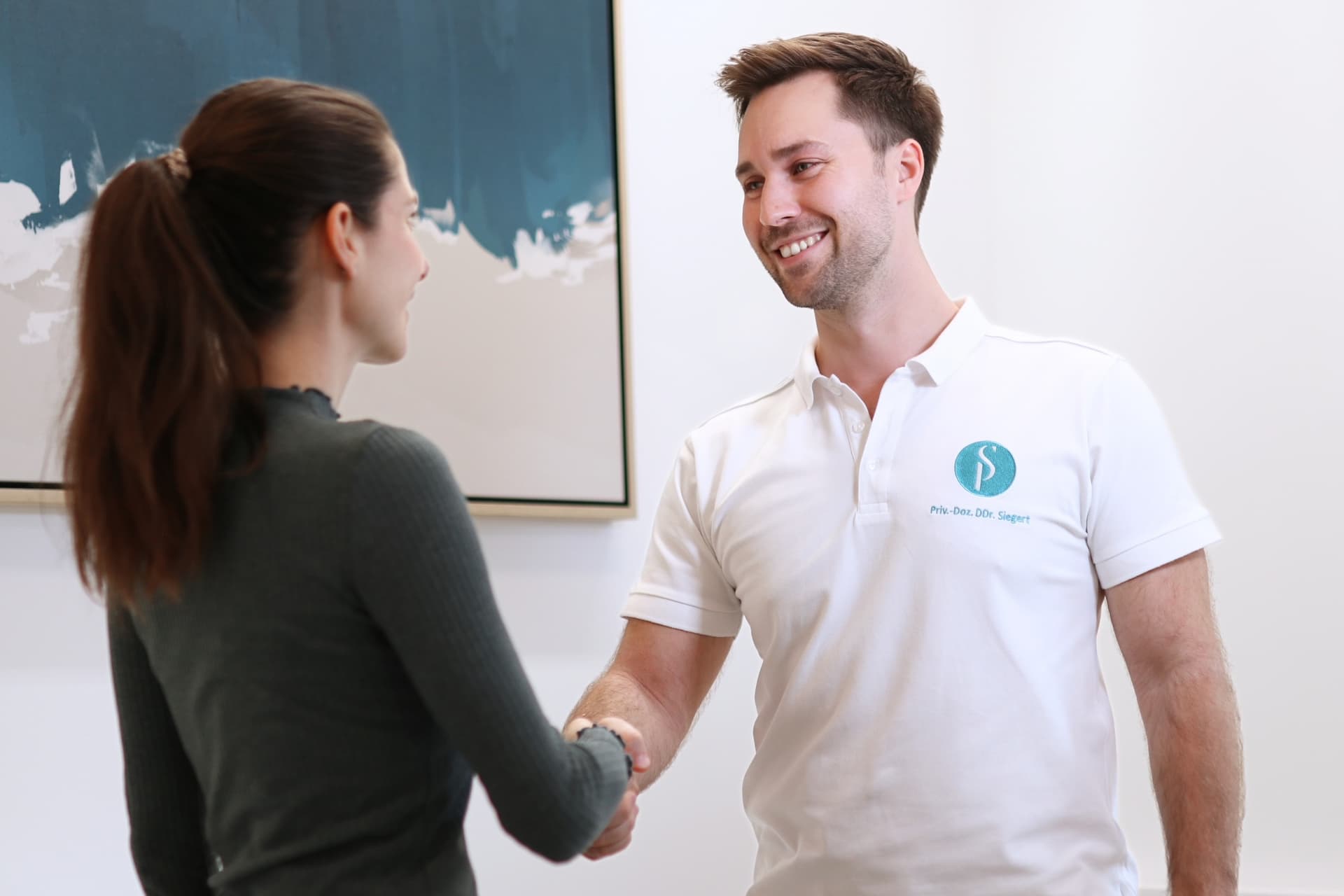OA Priv.-Doz. DDr. Paul Siegert begrüßt eine Patientin
